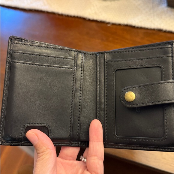 Black Woven Leather
Andar Lo Wallet with additional leather strap - Picture 4 of 5